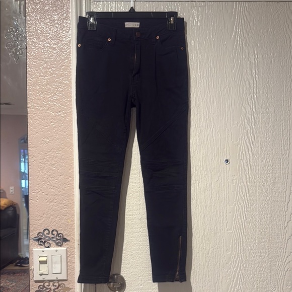 Black Skinny Jeans with Tapered Leg and Smooth Texture - Picture 1 of 5